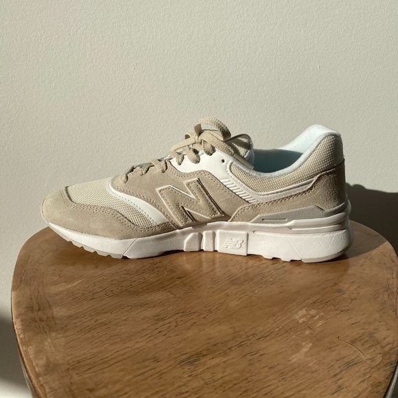 New Balance Women's 997H V1 Sneaker Timberwolf/White - Picture 2 of 7